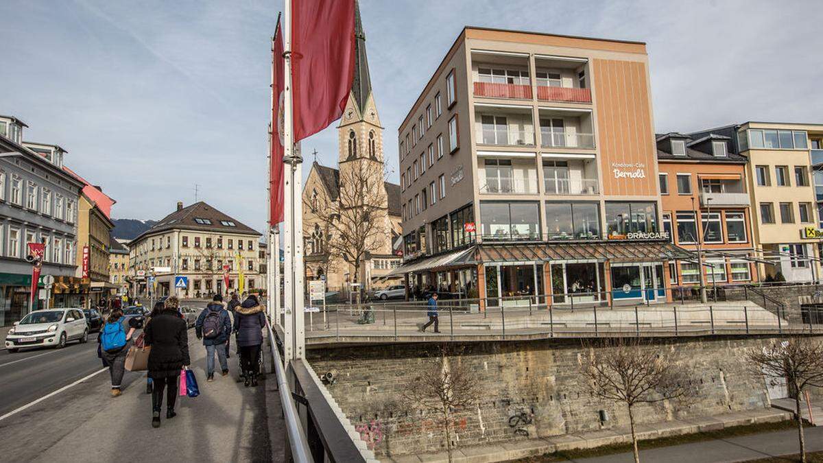 Beide Gehwege entlang der Draubrücke sollen durch Pflöcke oder eine Mauer von der Straße abgegrenzt werden