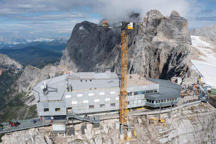 Der 42 Meter hohe Kran neben der Dachstein-Bergstation