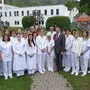 Primarius Martin Tötsch mit dem Team der Pathologie in Leoben vor der um 5,7 Millionen Euro neu- beziehungsweise umgebauten Pathologie 