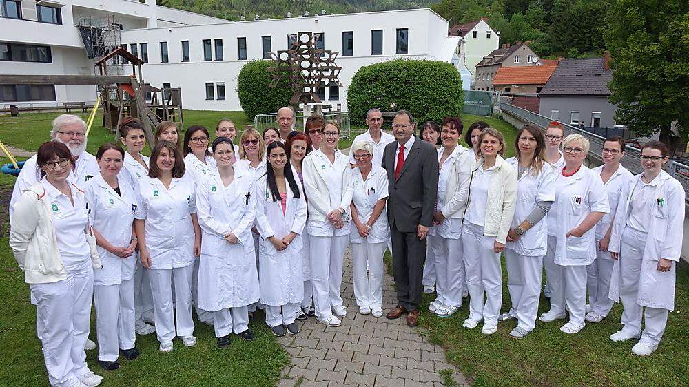 Primarius Martin Tötsch mit dem Team der Pathologie in Leoben vor der um 5,7 Millionen Euro neu- beziehungsweise umgebauten Pathologie 