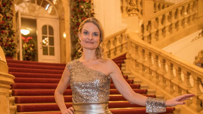 Kleine Zeitung-Redakteurin Alice Samec, die via Livestream durch den Abend führte, trägt ein Kleid von ardea luh.