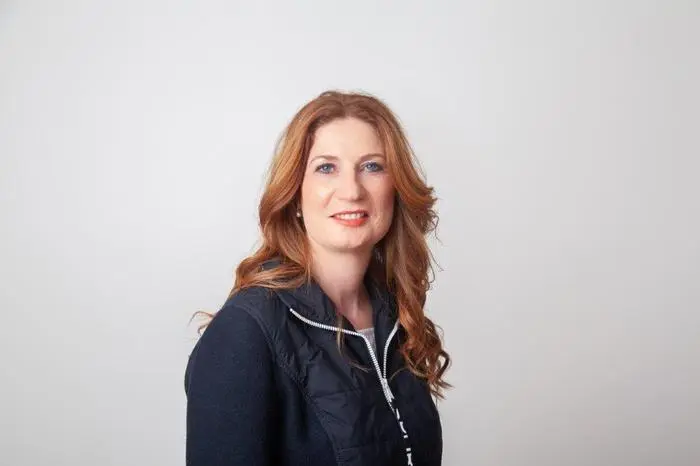 Claudia Egger-Grillitsch verteilt für die Tafel in St. Veit Lebensmittel