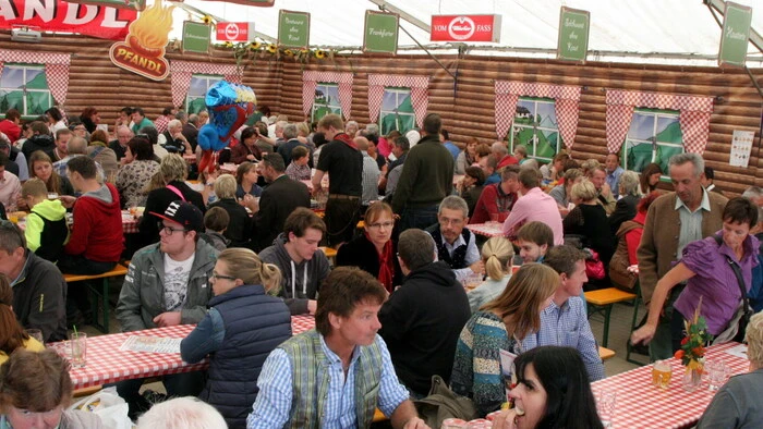 Auch die Wiesenmarkt-Festzelte konnten am ersten Wiesenmarkt-Sonntag nicht über Besuchermangel klagen!