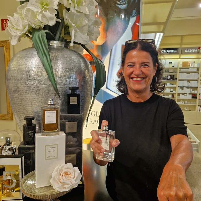 Gerhild Hobacher duftet in der Parfumerie Jechart 