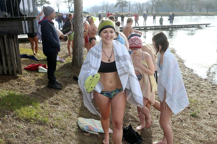 zogen sich 20 Eis-Schwimmer ihre Badeanzüge an...