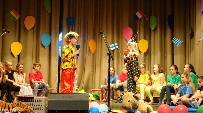 Klicken Sie sich durch die Fotos von der Abschlussgala von "Energie Center macht Schule"!