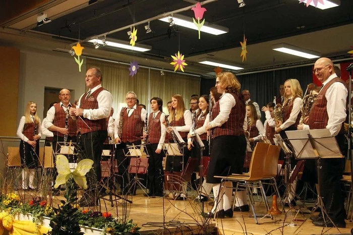 ...erarbeitete Kapellmeister Rudi Kohl ein anspruchsvolles Programm mit seinen 64 MusikerInnen. 