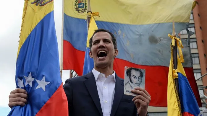 Vor Tausenden jubelnden Anhängern hat der venezolanische Parlamentspräsident Juan Guaido am 23. Jänner...