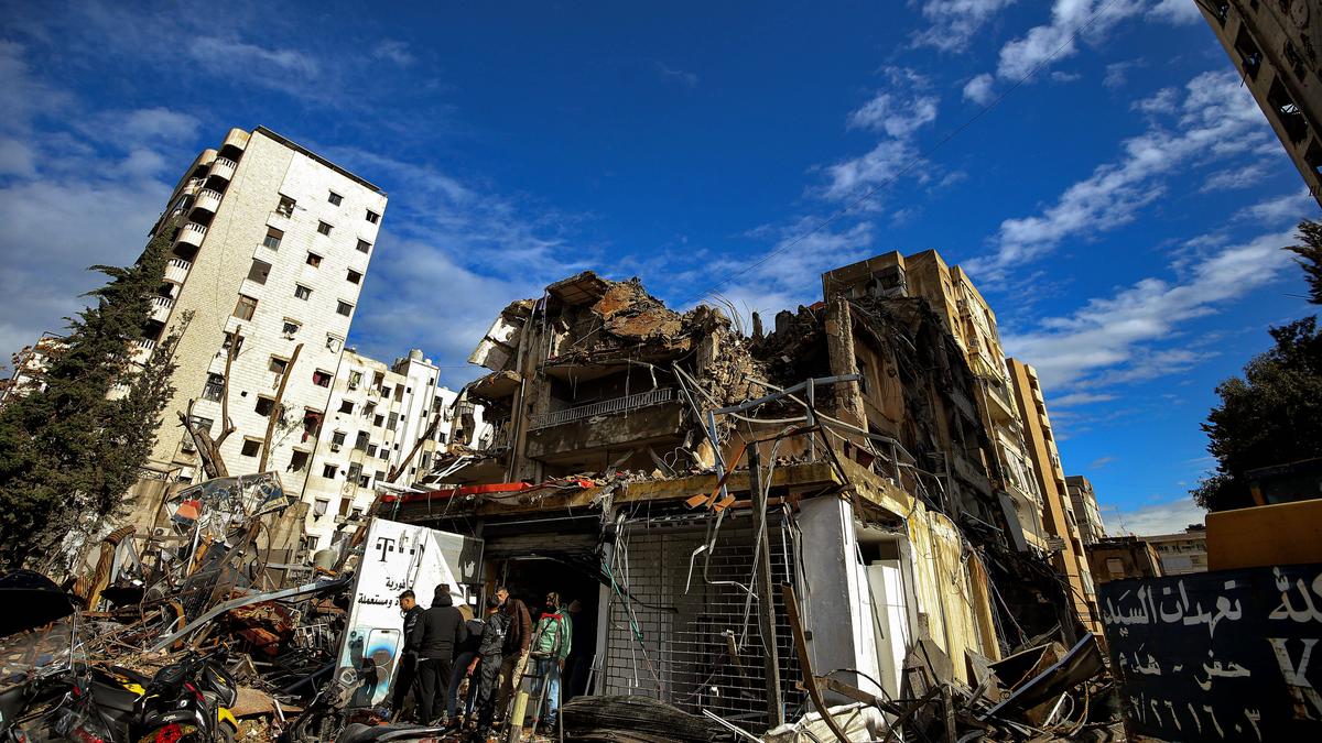 Ein zerstörtes Gebäude am Stadtrand von Beirut. Am Dienstag griff die israelische Luftwaffe dort Ziele der Hisbollah an. 