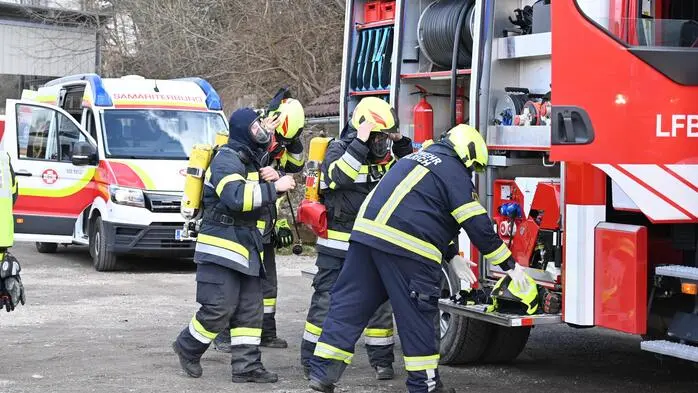 Trainiert wurden drei realitätsnahe Szenarien: Der Austritt von Gefahrgut, die Evakuierung von Personen sowie ein Unfall an einer Eisenbahnkreuzung, bei denen die Einsatzkräfte ihr Können unter realistischen Bedingungen erproben konnten.