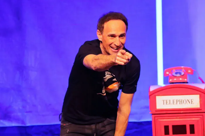 Der Stand-Up-Comedian erzählte Geschichten über seine besten Anrufe in Ämter, bei Privatpersonen, Promis oder in Arztordinationen.