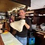 Giorgio Delle Rose bereitet persönlich frische Pizzen zu, seine Frau Lidia Olaru kümmert sich um die Getränke