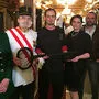 Das Kaiserpaar Margit und Ewald Harrer (l.) übergibt die Schlüssel an die Nachfolger Martin Kriechbaum und Petra Weitze in Gegenwart von Erik Lasaridis und Fritz Kratzer (v. l)