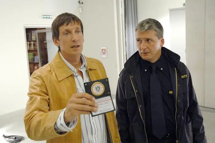 'Soko Donau', 'Schmutzige Geschäfte.' Ein in Stein inhaftiertes Mitglied der Russenmafia wird bei einem Fluchtversuch erschossen. Bei dem Toten wird ein Handy gefunden, eine einzige Nummer wurde gewählt - ausgerechnet jene von Revierinspektorin Penny Lanz! Probleme mit dem Ermordeten bekommt auch Petra Wagner, die Direktorin der Kunsthalle, denn der Ausbrecher ist direkt über das Dach der ans Gefängnis grenzenden Kunsthalle geflohen. Was von den Bewegungsmeldern hätte registriert werden müssen. Der Anwalt der Kunsthalle, Brugger, droht den Sicherheitsbeauftragten Frankh mit einer vernichtenden Klagesflut, sollte sich herausstellen, dass dem Museum Nachteile aus diesem Vorfall erwachsen könnten. Und Lessiak, bei Frankh angestellter Expolizist, gerät ohnehin ins Kreuzfeuer der Anschuldigungen.Im Bild (v.li.): Viktor Gernot (Robert Bechter), Harald Posch (Lessiak).  SENDUNG: ORF2 - MI - 01.02.2012 - 10:15 UHR. - Veroeffentlichung fuer Pressezwecke honorarfrei ausschliesslich im Zusammenhang mit oben genannter Sendung oder Veranstaltung des ORF bei Urhebernennung.  Foto: ORF/SATEL/Hubert Mican.  Anderweitige Verwendung honorarpflichtig und nur nach schriftlicher Genehmigung der ORF-Fotoredaktion.  Copyright: ORF, Wuerzburggasse 30, A-1136 Wien, Tel. +43-(0)1-87878-13606