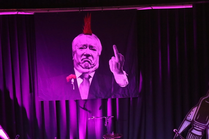 Bereits das Bühnenbild von „Turbobier“ zog die Aufmerksamkeit der Gäste auf sich.