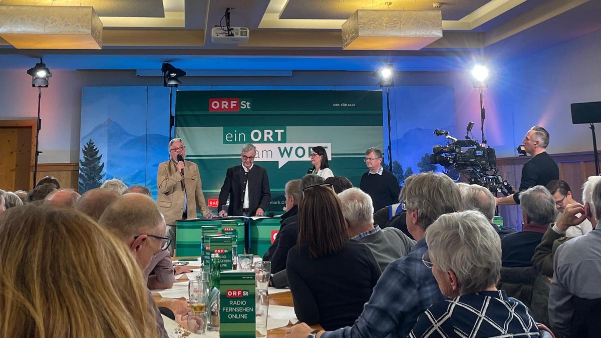 Am Podium: Karl Wohak, Hellmut Samonigg, Moderatorin Ulli Enzinger und Franz Ploder