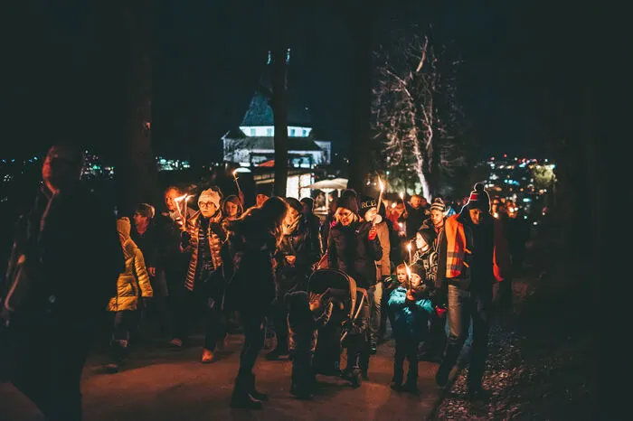 Viele ließen sich diese stimmungsvolle Wanderung nicht entgehen.