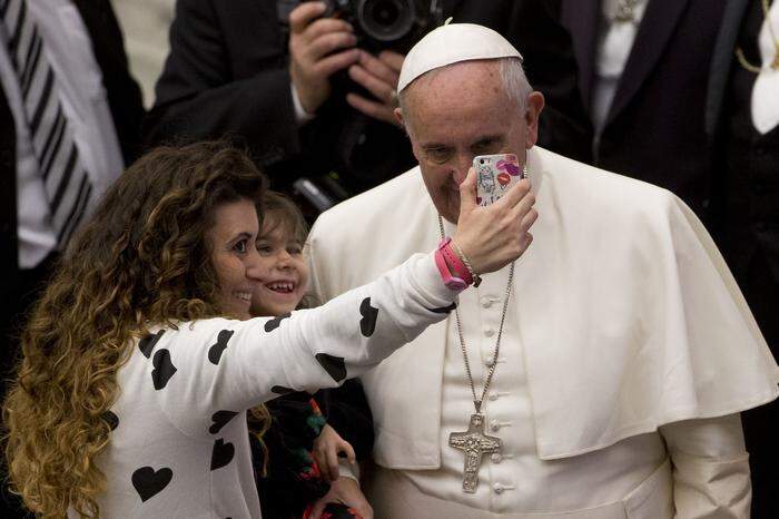 Auch für Selfies nahm sich Papst Franziskus Zeit