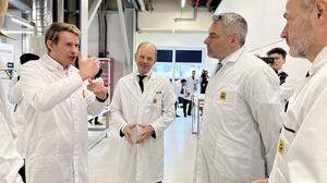 Bundeskanzler Karl Nehammer wurde am Freitag von AT&S CEO Andreas Gerstenmayer durch das neue Forschungszentrum geführt 