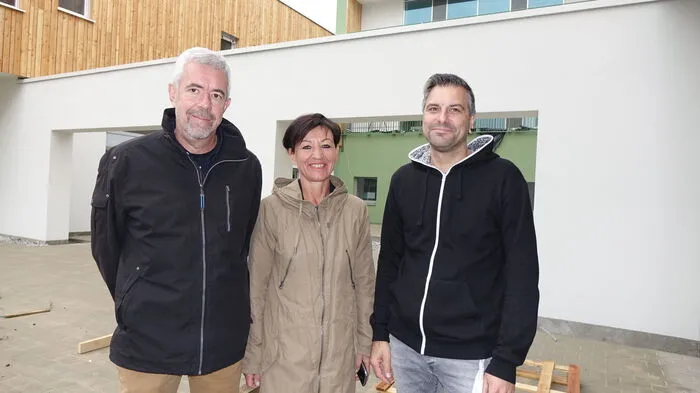 Franz Kinski (Verwaltungsleiter), Sonja Hafner (stv. Betriebsdirektorin des LKH Hochsteiermark und des LPZ Mautern) und Robin Lanzer (Pflegedienstleiter) führten durch den Neubau des LPZ Mautern, der Ende 2017 bezogen wird.