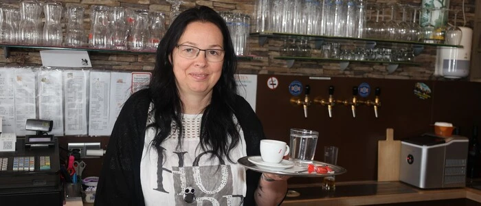 Eva Sturm wurde für ihre 20-jährige Tätigkeit in der Gastronomie ausgezeichnet.