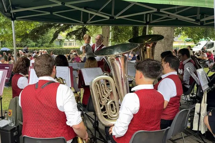 ach der Festmesse lud Pfarrgemeinderatsvorsitzender Johann Prenner zum gemütlichen Beisammensein in den Pfarrgarten, wo der Musikverein Ilz unter Kapellmeister Toni Mauerhofer zünftig aufspielte.