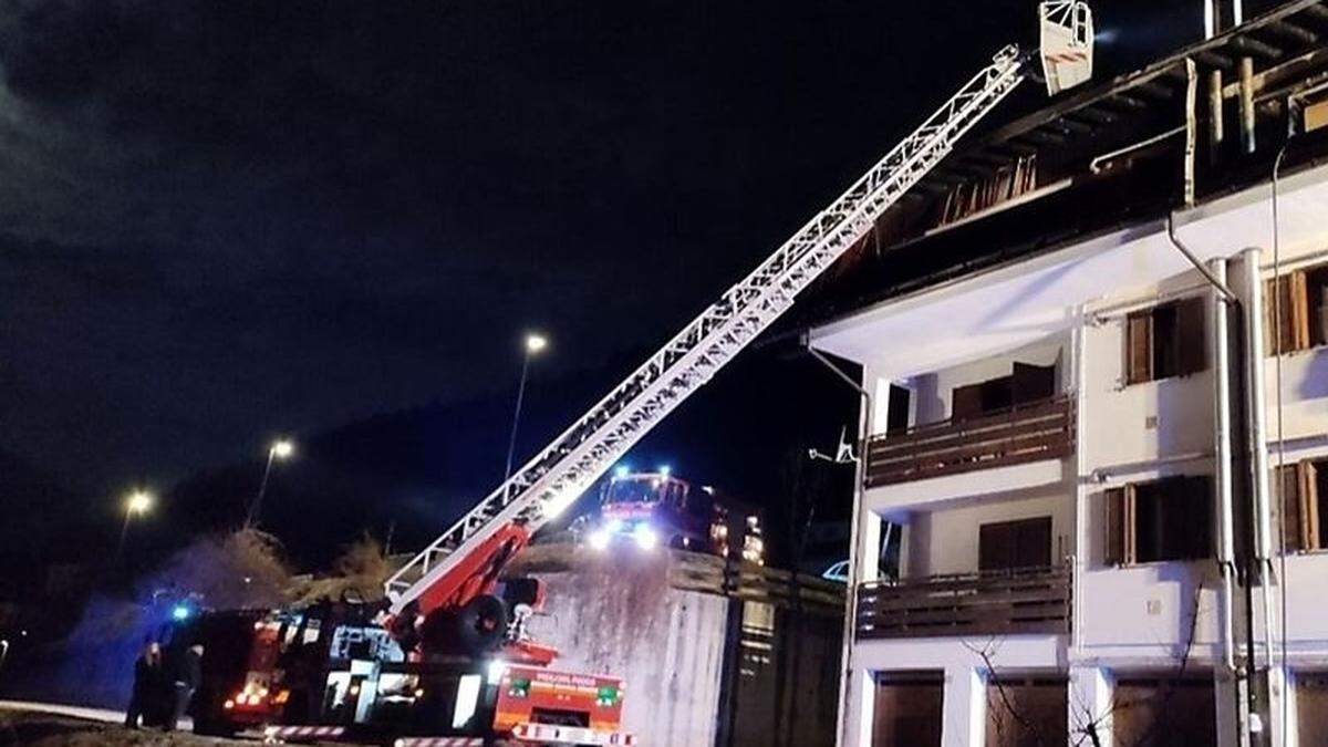 In diesem Wohnhaus in Tarvis ist das Feuer ausgebrochen. Eine Hündin weckte die Bewohner