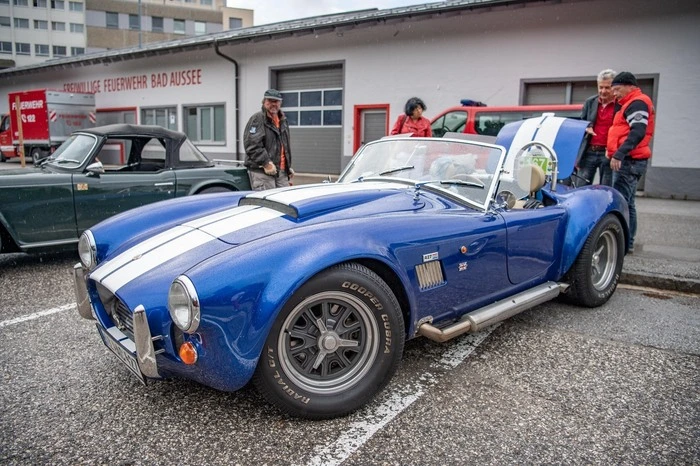 Dort werden um 14.30 Uhr die Oldtimer dem Publikum einzeln vorgestellt und präsentiert.