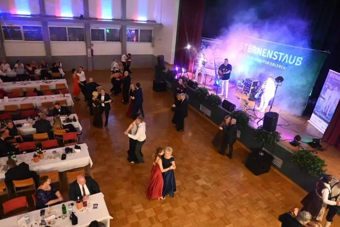 Entspannt anstoßen konnte man bei einem Glas an der Wein- und Sektbar, gegen den Hunger wurden vom Küchenteam der Feuerwehr Leoben-Stadt frische Speisen zubereitet.