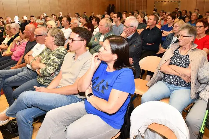 Großes Interesse herrschte in der Thomas-Schroll-Halle in Neumarkt, wo ORF-Korrespondent Christian Wehrschütz sein Buch „Frontlinien“ vorstellte.