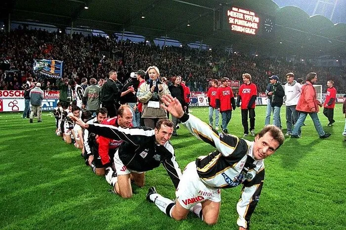 13. April 1998: Der Heimvorteil im neuen Stadion macht sich für den SK Sturm bezahlt. Ein 5:0-Heimsieg gegen die Wiener Austria sichert der Elf von Trainer Ivica Osim bereits in der 29. von 36 Runden den ersten Titel der Vereinsgeschichte.