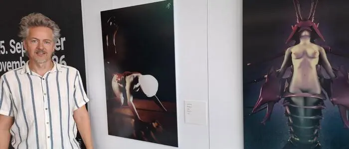 Georg Gratzer, Kurator des Weizer Kunsthauses, mit den Werken von Martin Ryng, die in Kritik gerieten