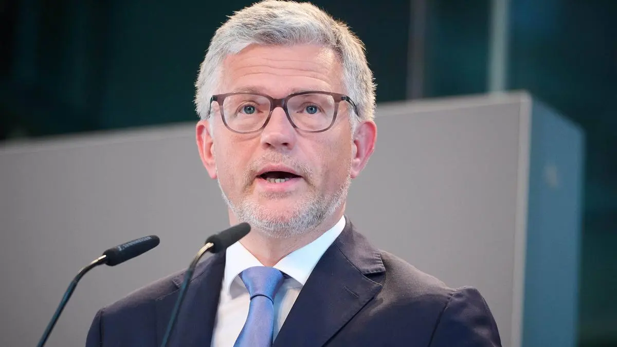  Bundestagspräsidentin Bas präsentiert Fotoausstellung Ukraine: Der Preis der Freiheit im Bundestag Bundestagspräsidentin Bärbel Bas SPD präsentiert am 17.05.2022 zusammen mit dem Botschafter der Ukraine in Deutschland Andrij Melnyk auf Bitte des ukrainischen Parlamentspräsidenten eine Fotoausstellung über den Krieg in der Ukraine im Paul-Löbe-Haus. Die Foto-Ausstellung Die Ukraine: Der Preis der Freiheit zeigt mit knapp 50 Fotografien aus den kriegszerstörten ukrainischen Städten, das Leid der Menschen und die Ausmaße des Kriegs. Im Bild ist Andrij Melnyk zu sehen. Berlin Deutscher Bundestag Berlin Deutschland *** Bundestag President Bas presents photo exhibition Ukraine The Price of Freedom in the Bundestag Bundestag Pre