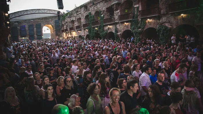 Gut gefüllt war die Open-Air-Arena am Schloßberg hoch über Graz am Donnerstagabend ...