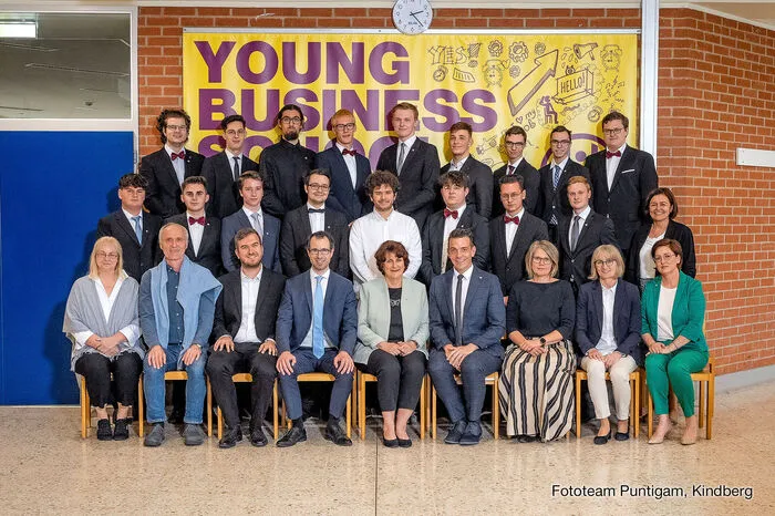 Und hier noch die Schülerinnen und Schüler der Handelsschule (drei Schuljahre, Klasse 3E): Fabian Adam, Harrant-Grabner Ferdinand, Jndoyan Artur, Neuhold Dominik, Poreba Hubert, Schäfer David, Windhaber Selina, Zymeri Lorenta