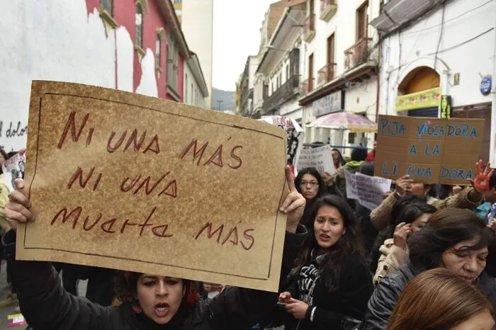 Auf den Straßen von Buenos Aires waren die schwarz gekleideten Frauen zu sehen, die dem Streikaufruf folgten, wie die Nachrichtenagentur Telam berichtete.
