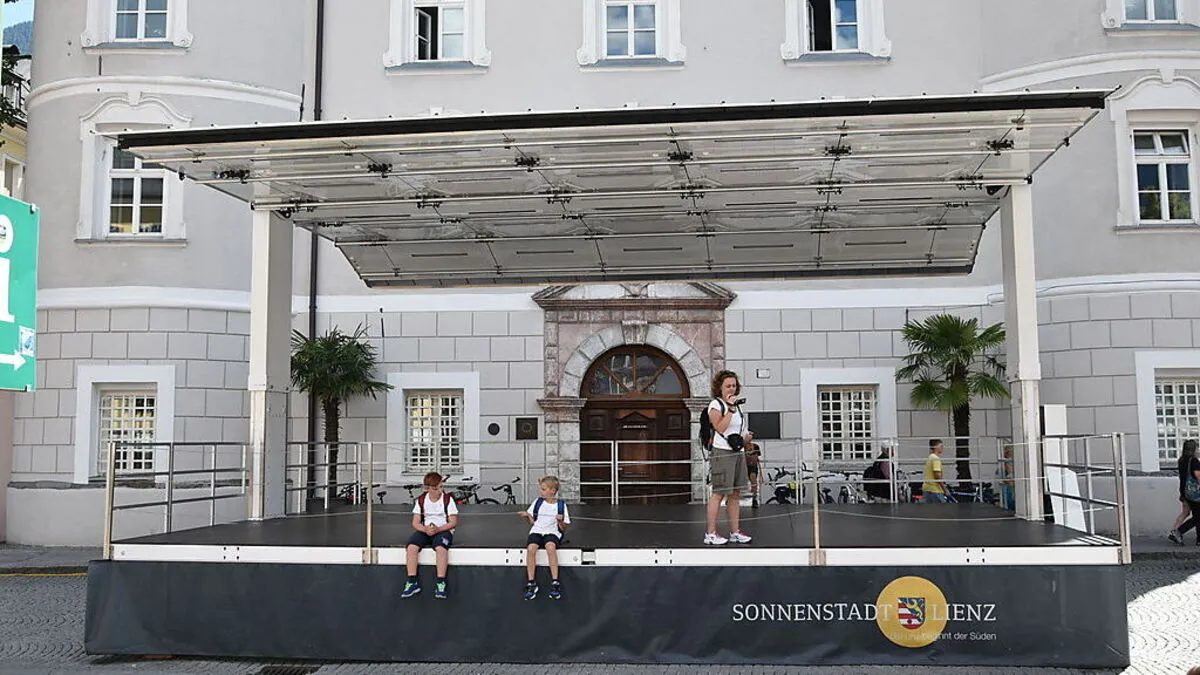 Wenn die Bühne leer steht, ist sie Rast- und Tanzplatz für Kinder - so auch bei den Dienstagskonzerten