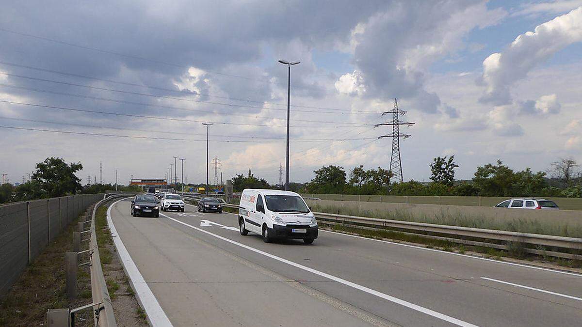 Auf der Ostautobahn wurde ein 19-Jähriger von einem Sattelzug überrollt und getötet (Archivbild).