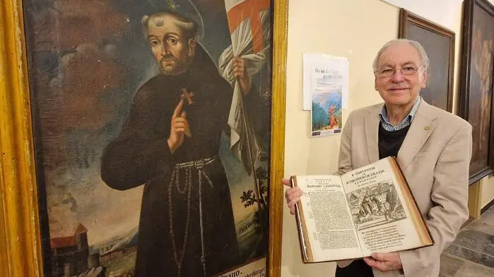 Wolfgang Kersch mit der Cosmographia Austriaco-Franciscana vor dem Bildnis von Pater Johannes Capistranus in Maria Lankowitz
