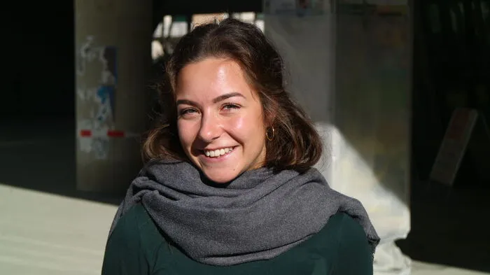Sarah Schreiber (21) studiert Jus und ist davon überzeugt, dass der Lockdown auch eine angenehme Komponente hat. "Es ist wie ein Entschleunigungsbutton, der gedrückt wird." Außerdem bekomme man die Chance, Alternativen zu den alltäglichen Freizeitbeschäftigungen zu finden. "Abendliche Treffen mit Freunden finden jetzt online statt, zum Beispiel via Zoom, House Party oder Skype."
