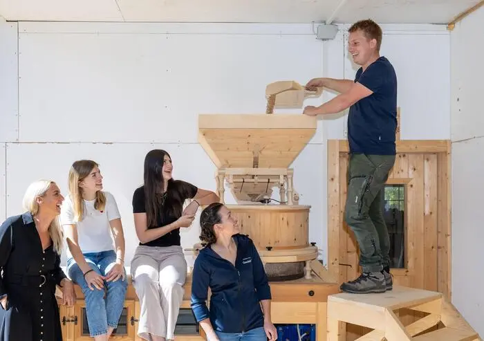 Zu Gast auf dem Goschnhof bei Florian und Johanna Lämmerer - Lea und Tanja, zwei Schülerinnen der Fachschule für Land- und Ernährungswirtschaft Gröbming, besuchen gemeinsam mit Lisi Schachner den Hof und informieren sich vor Ort über bäuerliche Direktvermarktungsprodukte wie Eier, Erdäpfel, Getreide und Mehl.