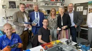 AMS-Chef Peter Wedenig, Landeshauptmann Peter Kaiser, Geschäftsführerin Sonja Mitsche, Arbeitsmarktreferentin Gaby Schaunig und Wolfgang Haberl (AMS) (von links nach rechts stehend) beim Besuch in der "EsA"-Werkstätte am Tag der offenen Tür
