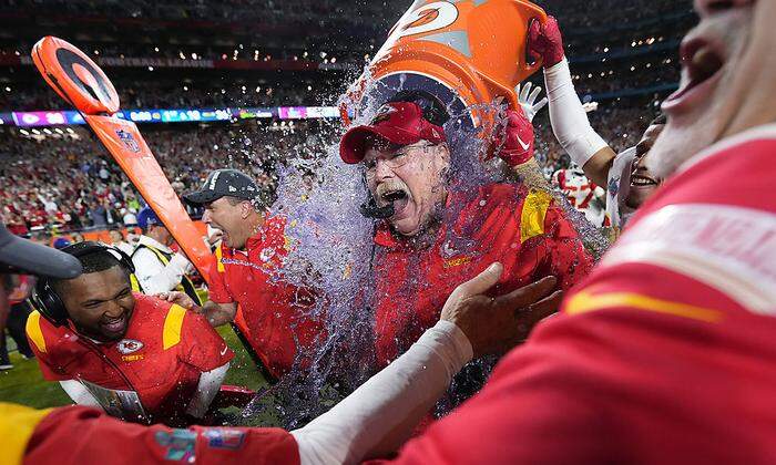 Die Siegerdusche für Chiefs-Coach Andy Reid