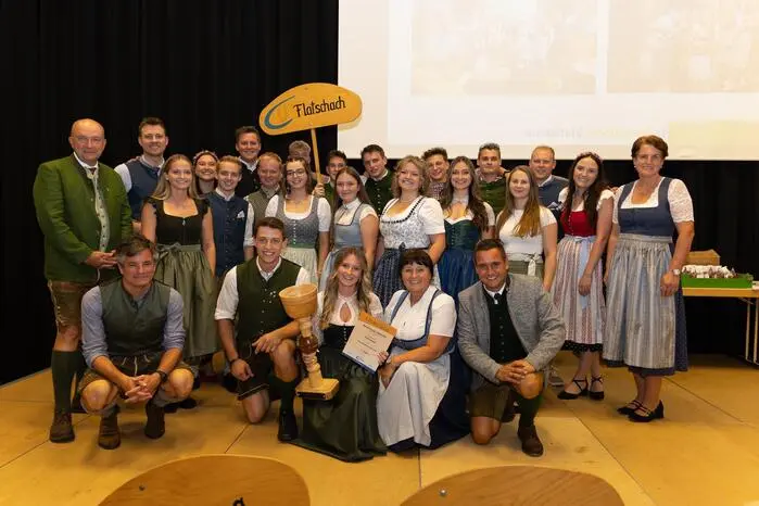 Eine besondere Ehrung erhielt das ehemalige Bezirksvorstandsmitglied und ehemalige Bezirksbetreuerin der Region Nord, Sandra Puster (ganz vorne mit Preis). Ihr wurde das „Ehren.Wert.Voll“-Abzeichen verliehen. Damit erhielt sie für ihre Tätigkeiten während ihrer Landjugendzeit eine der höchsten Auszeichnungen im ehrenamtlichen Bereich der Steiermark.