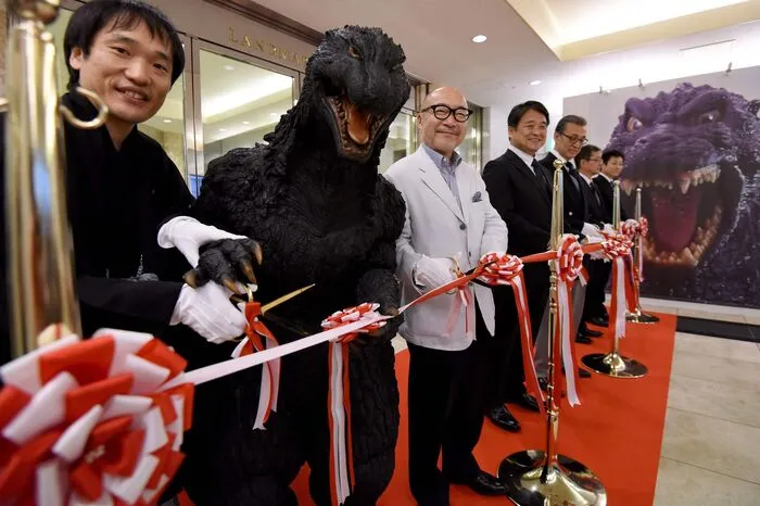 ... bei dieser Riesenechse gibt es ja bekanntlich so einige dunkle Flecken. Aber wenn es offiziell wird, dann ist sogar Godzilla auf Höflichkeit gepolt, wie hier bei der Ausstellungseröffnung in Yokohama.