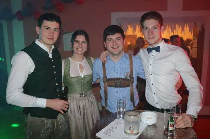 Die Disco wurde von der Landjugend dekoriert. Die Mitglieder schenkten auch den gesamten Abend aus.