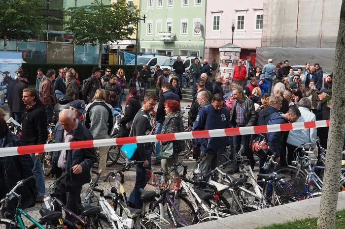 Rund 100 Fundstücke, die von ihren Besitzern ein Jahr lang nicht reklamiert worden waren, standen zum Verkauf. Die Auktion begann in Ein-Euro-Schritten.