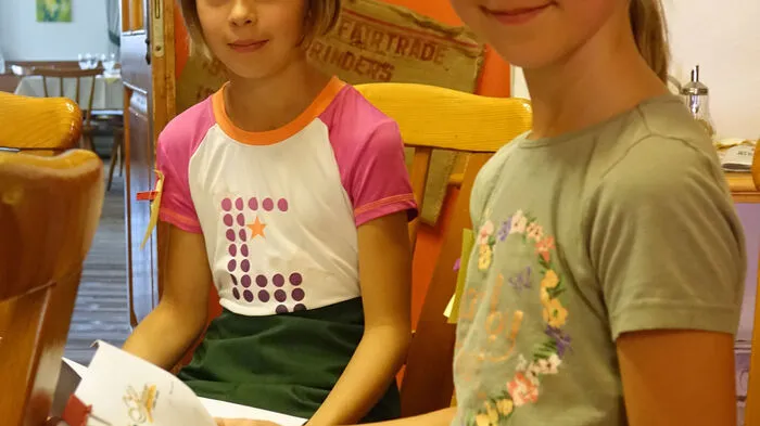 Selina und Lorena freuen sich auf das Menü.