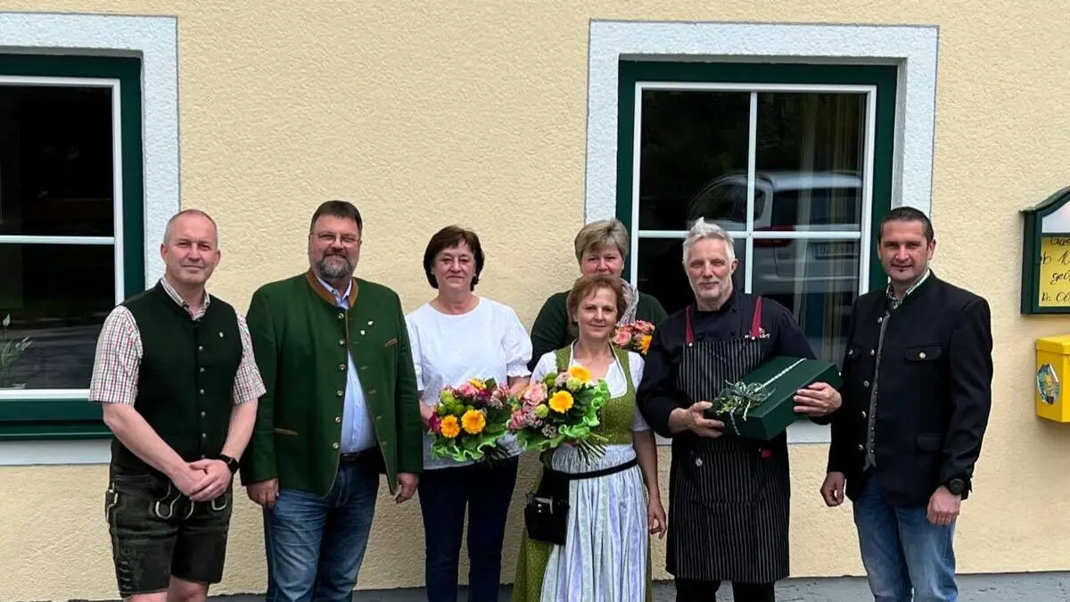 Vizebürgermeister Klaus Bliem, Bürgermeister Franz Zach und Gemeinderat Christian Grundner gratulierten Gerhard Sulzbacher und seinem Team