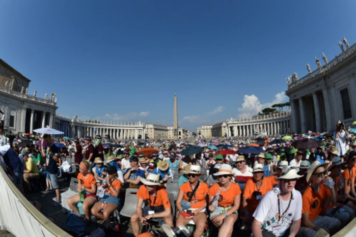 Dabei durften auch einige der jungen Leute dem Papst Fragen stellen und mit ihm ins Gespräch kommen. Die Fragen der Jugendlichen wurden nach Vatikanangaben in ihrer jeweiligen Muttersprache gestellt und von einer Moderatorin ins Englische übersetzt.